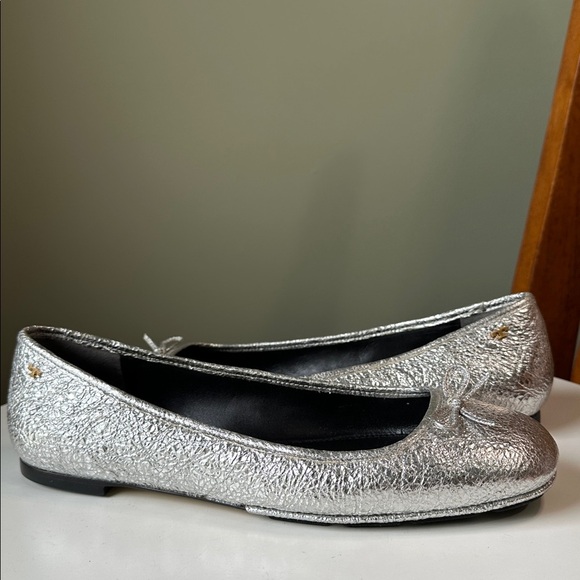 Tory Burch Laila 2 Driver Leather Ballet Flats Crinkle Metallic Silver Flaw - Picture 13 of 16